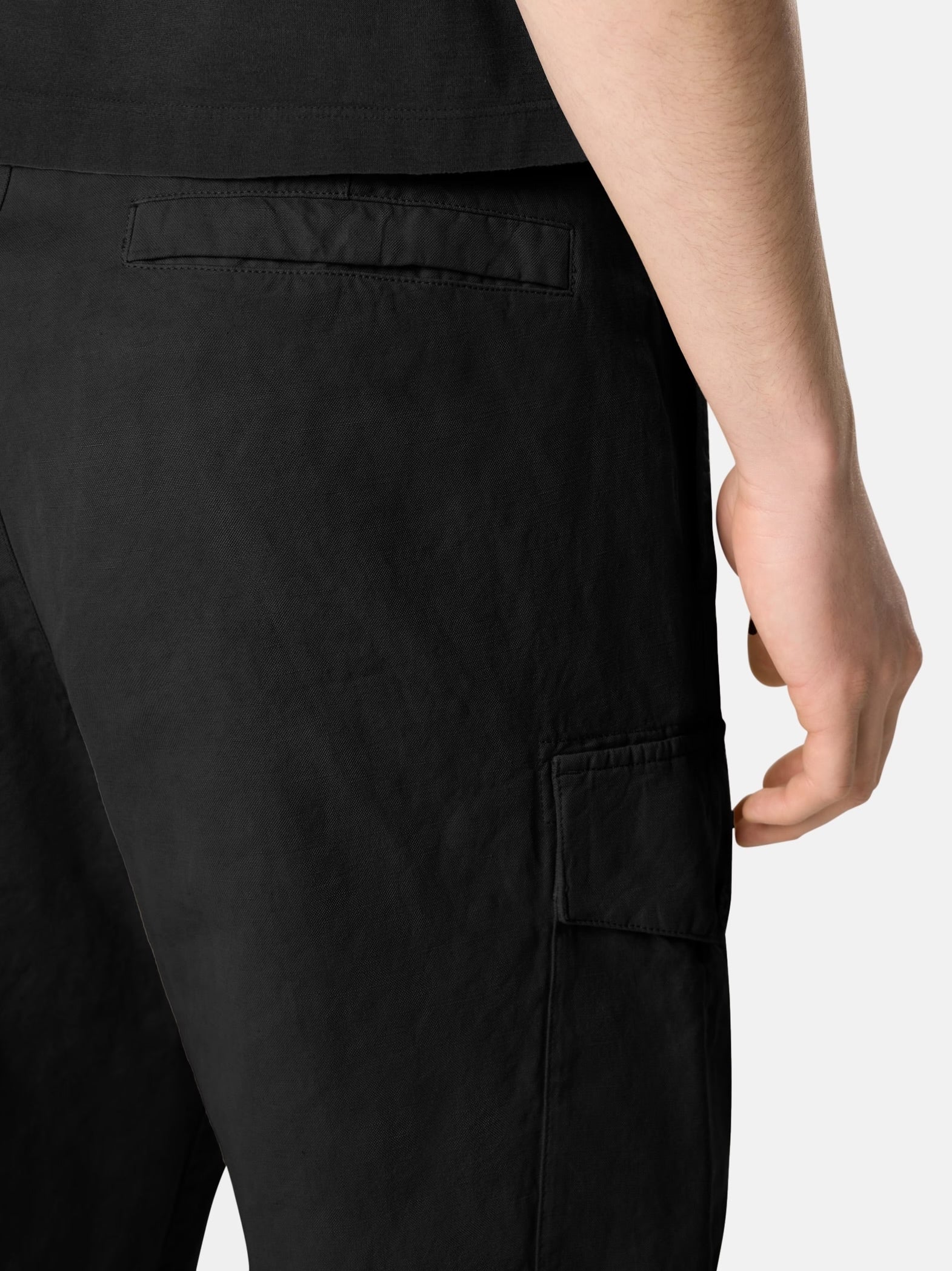 Pantalon cargo Stone Island Ghost noir - porté