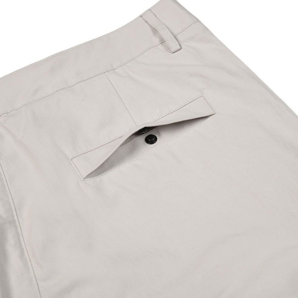 Pantalon cargo Stone Island Ghost gris poudré - porté détail