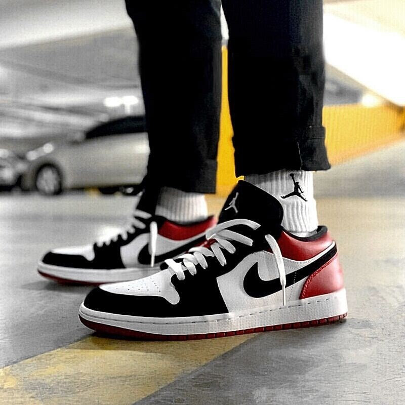 AIR JORDAN 1 Low BLACK TOE