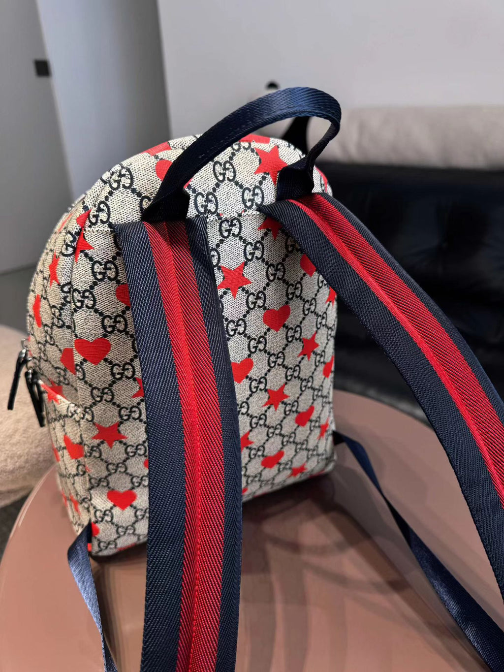 Petit Backpack Gucci GG Marmont Enfant Beige Cœurs Rouges - Détail bretelles