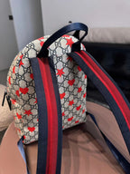 Petit Backpack Gucci GG Marmont Enfant Beige Cœurs Rouges - Détail bretelles