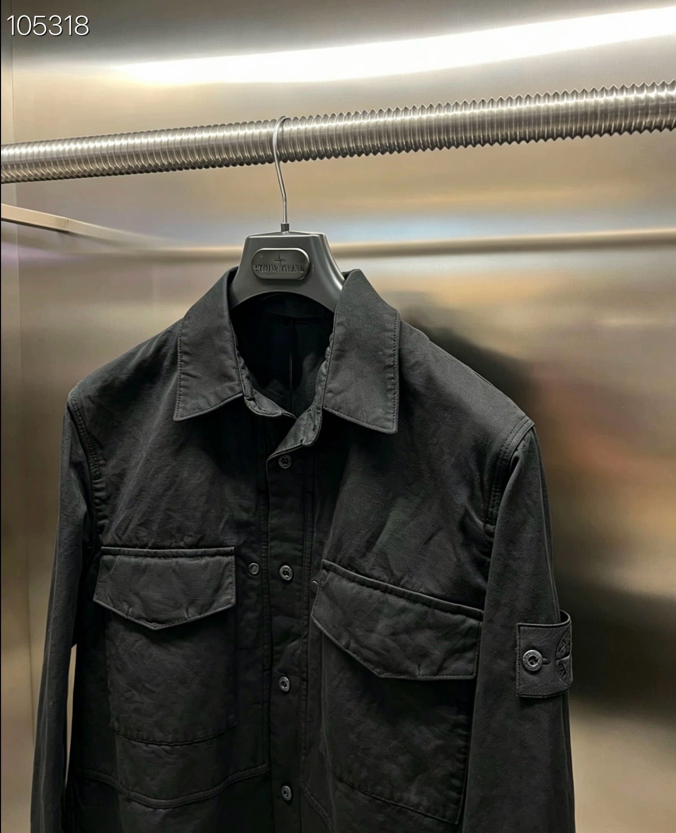 Surchemise Stone Island Ghost noir - détail sur cintre