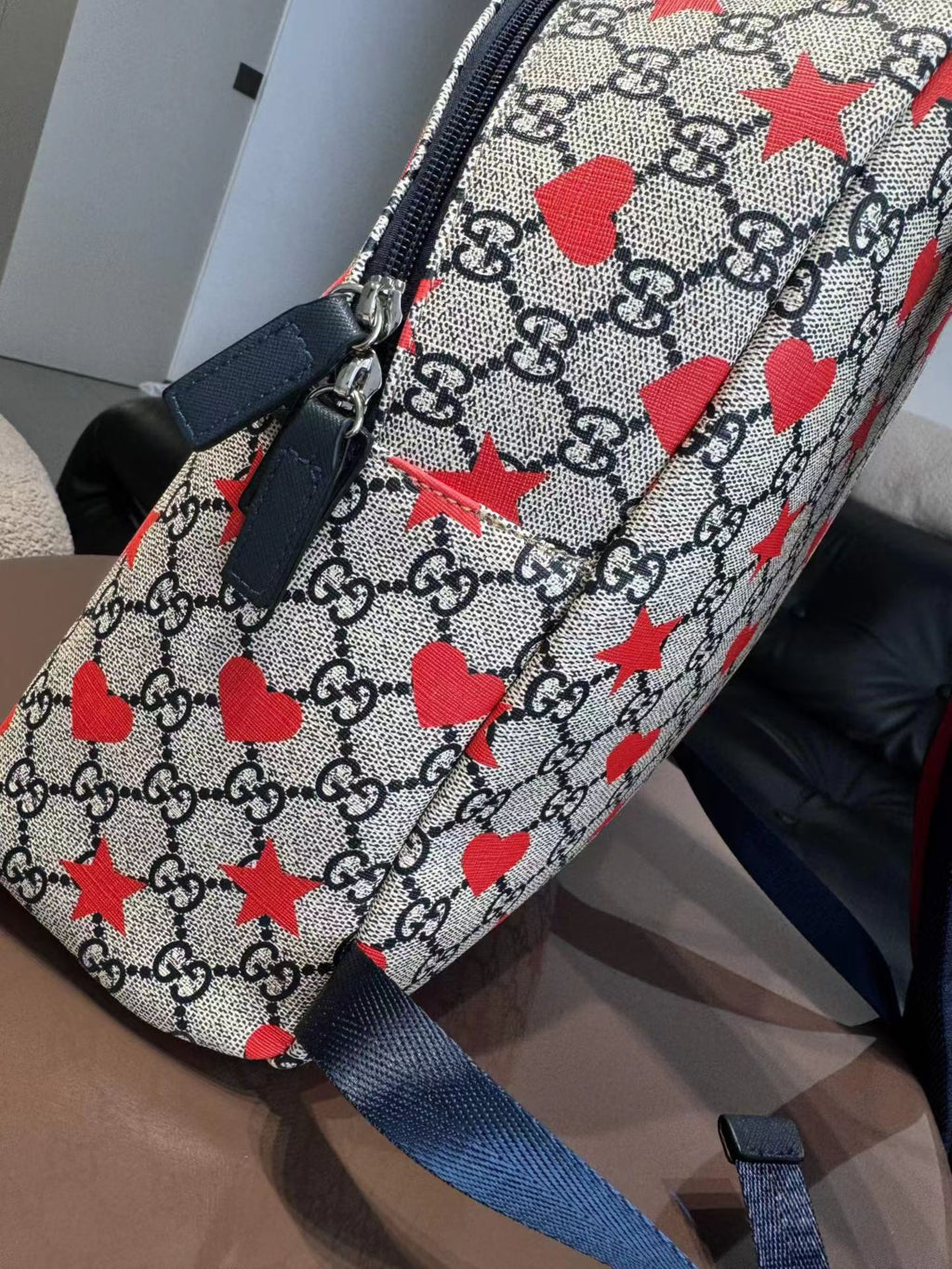 Petit Backpack Gucci GG Marmont Enfant Beige Cœurs Rouges - Détail sangle