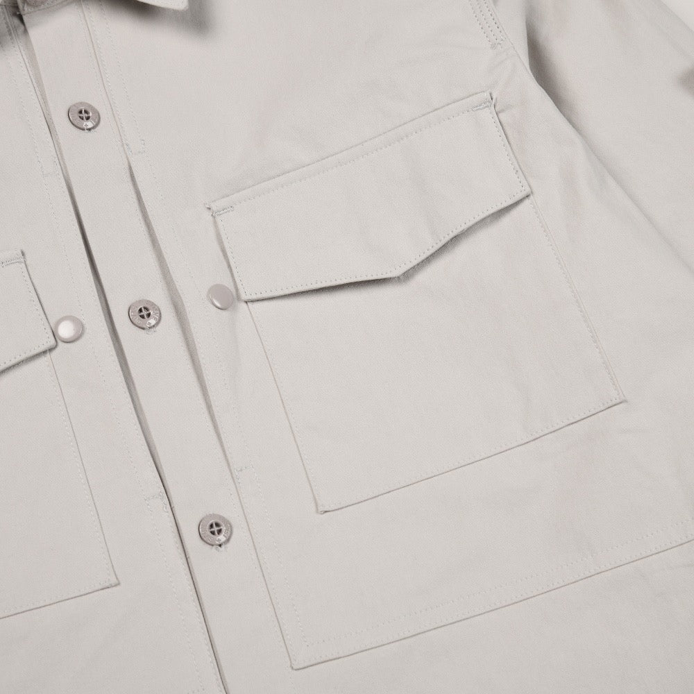 Surchemise Stone Island Ghost gris poudré - détail poche
