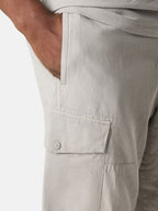 Pantalon cargo Stone Island Ghost gris poudré - détail badge