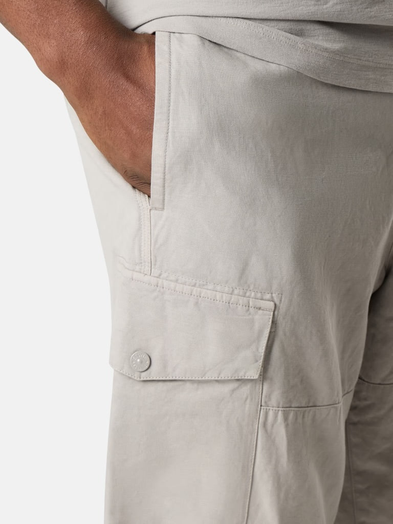 Pantalon cargo Stone Island Ghost gris poudré - détail badge