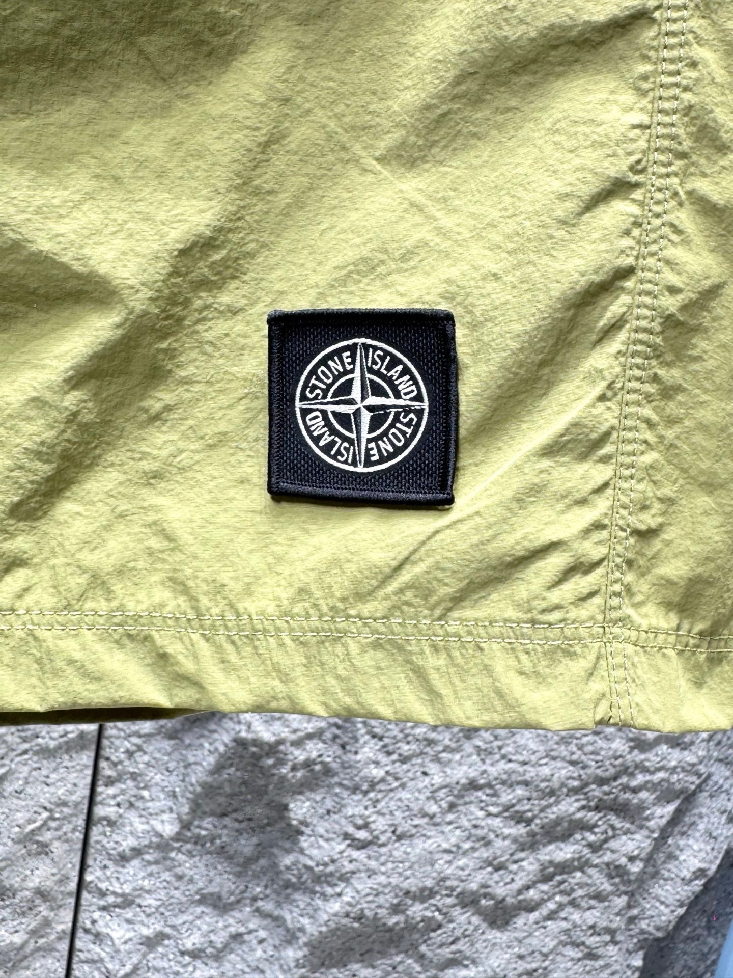 Short de bain Stone Island Nylon Metal vert olive - détail
