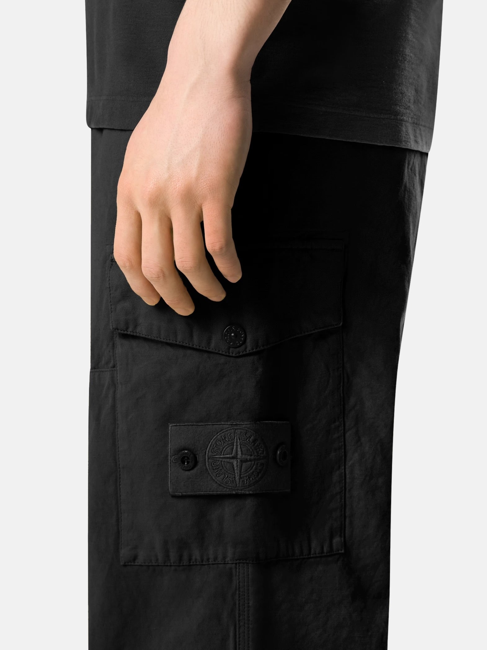 Pantalon cargo Stone Island Ghost noir - détail badge