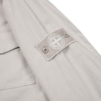 Surchemise Stone Island Ghost gris poudré - détail badge