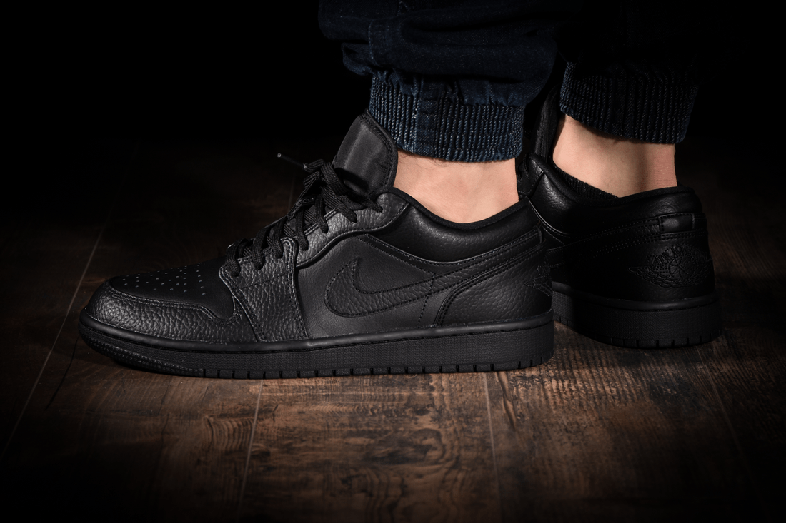 AIR JORDAN 1 Low TRIPLE BLACK