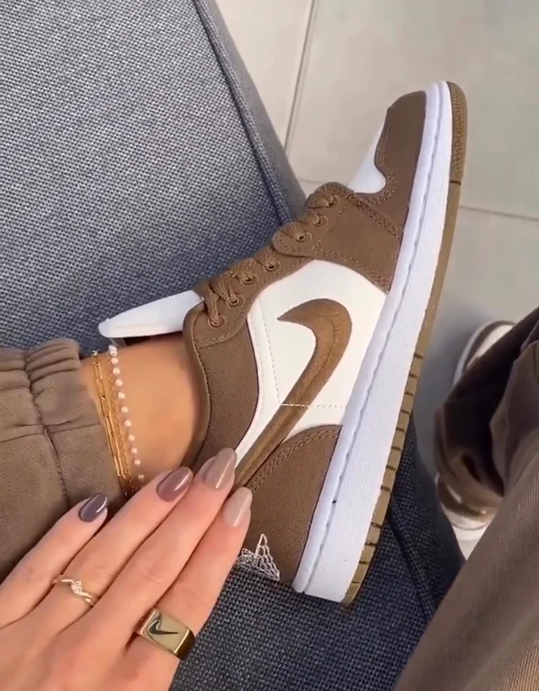 Air Jordan 1 Low SE LIGHT OLIVE
