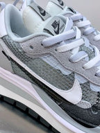 Sacai x Nike VaporWaffle 3.0 – Gris/Blanc/Noir