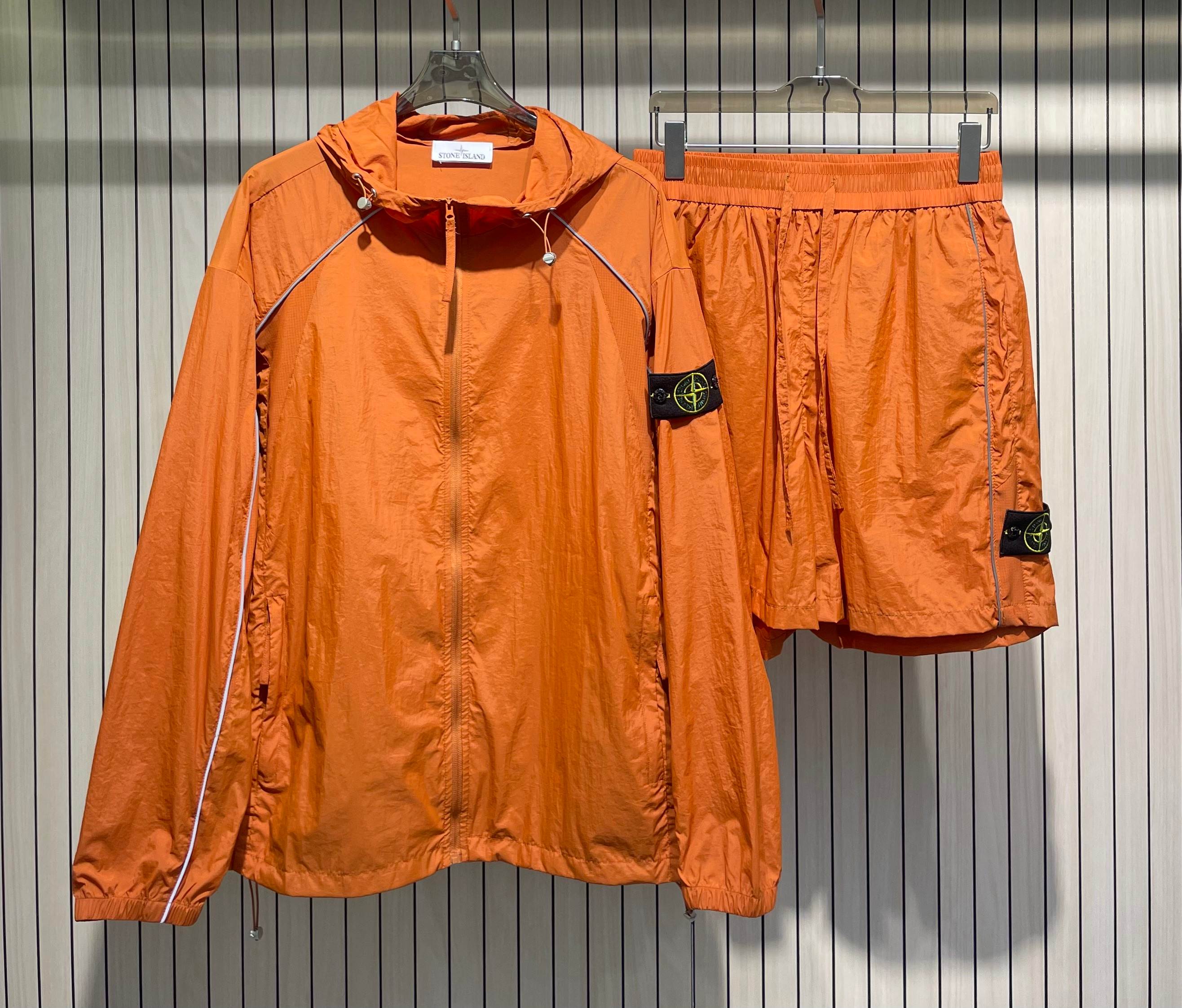 💰🔥🔥🔥 Coffret de crème solaire Stone Island avec nouveau logo Couleurs : Abricot, Vert clair, Orange, Bleu clair Tailles : S, M, L, XL, XXL